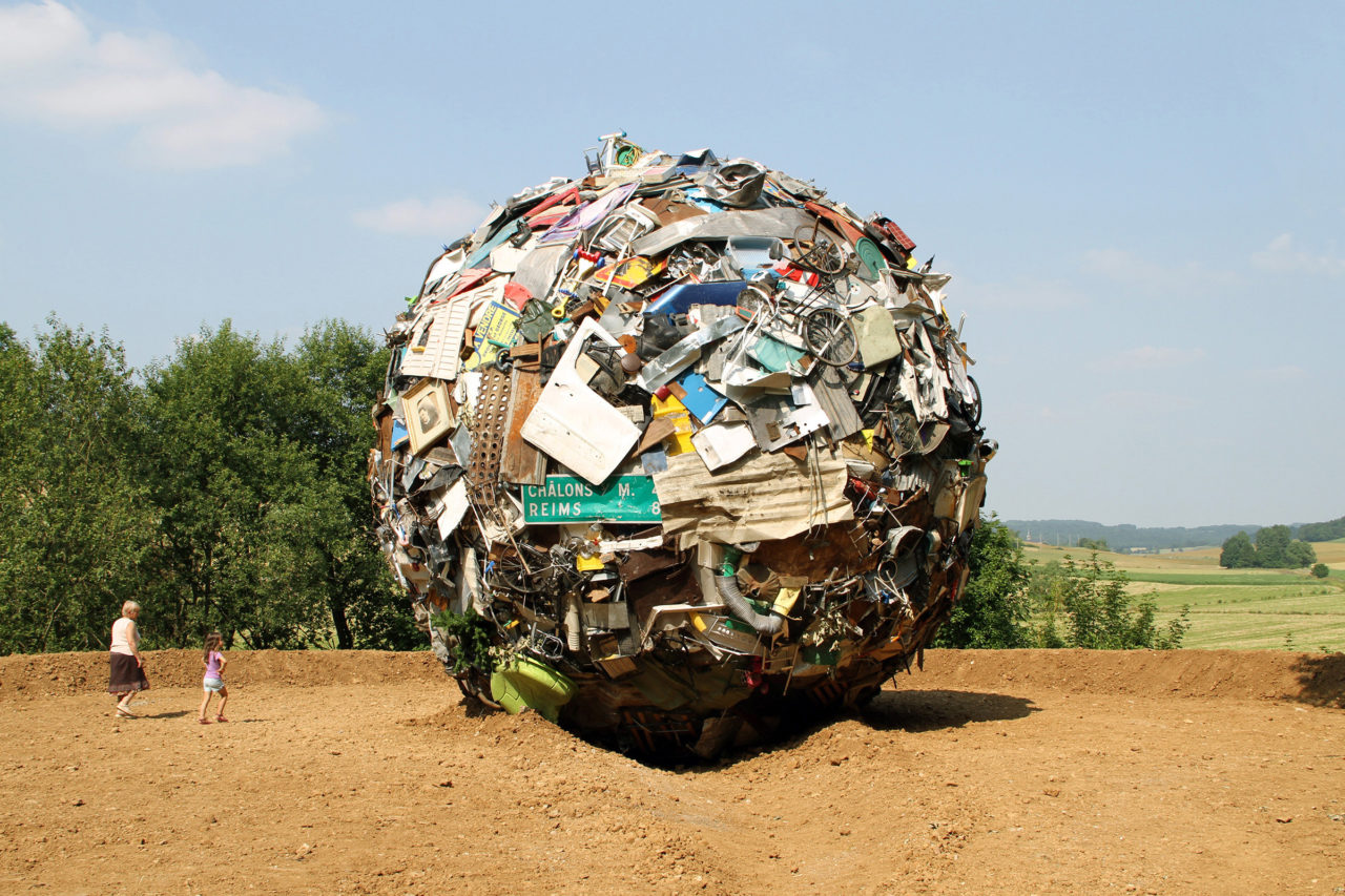 Globe (2013), Le Vent des Forêts, Fresnes-au-Mont, France, 2013 (photo: Marjolijn Dijkman)