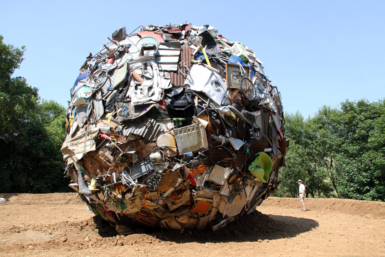 Globe (2013), Le Vent des Forêts, Fresnes-au-Mont, France, 2013 (photo: Marjolijn Dijkman)